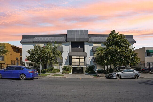 Foto del edificio - 238 South Serrano Ave