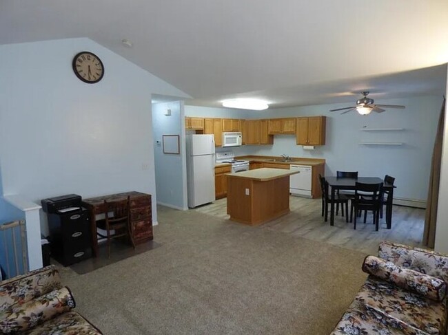 Building Photo - Come home to this light & airy 3 bedroom, ...