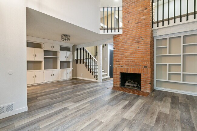 Foto del edificio - Charming 2BR + Loft Townhome with Stylish ...