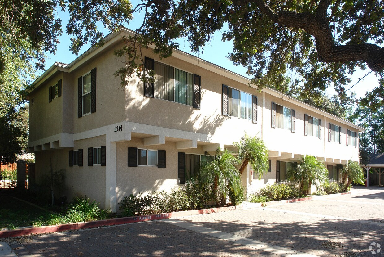 Primary Photo - 3120-3124 Royal Oaks Dr