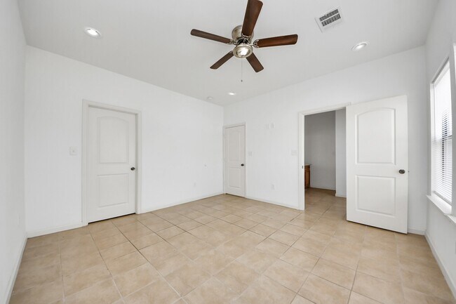 Foto del edificio - 4303 Oak Ridge Dr