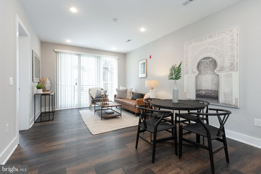 Foto principal - 45 W Haines St