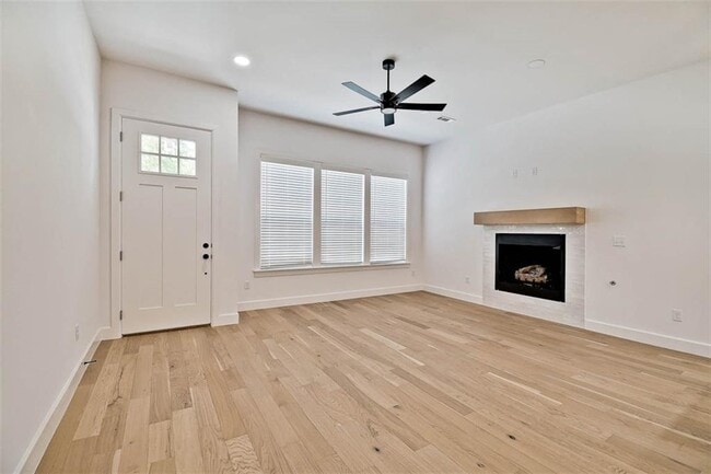 Building Photo - 502 W Persimmon St