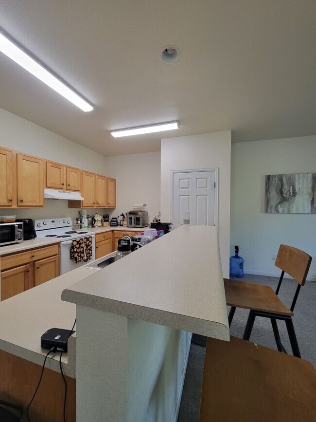 Building Photo - Three-bedroom condo in Denver boasts a lar...