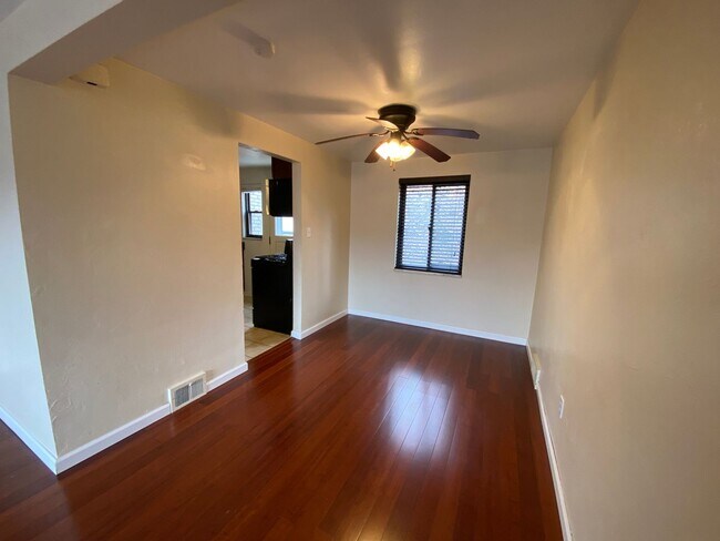 Building Photo - Amazing Duplex in Castle Shannon!