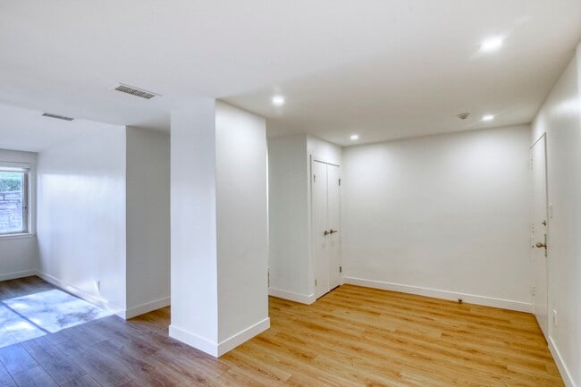 Building Photo - 3555 Cote-des-Neiges Road