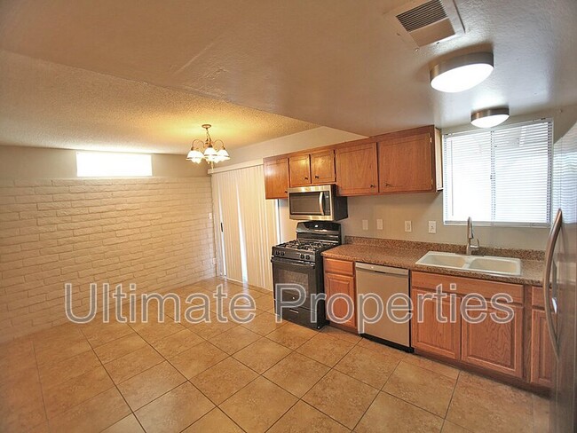 Building Photo - 3702 E Altadena Ave