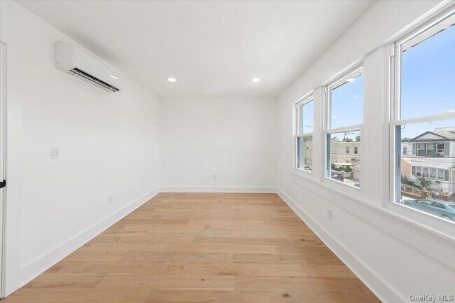 Foto del edificio - 104-17 Rosita Pl