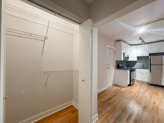 Foto del edificio - 2410 N Kedzie Blvd