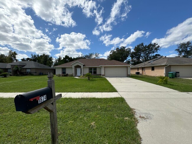 Foto del edificio - Available now! Beautiful 3 Bd/2 Ba Home with a spare room!