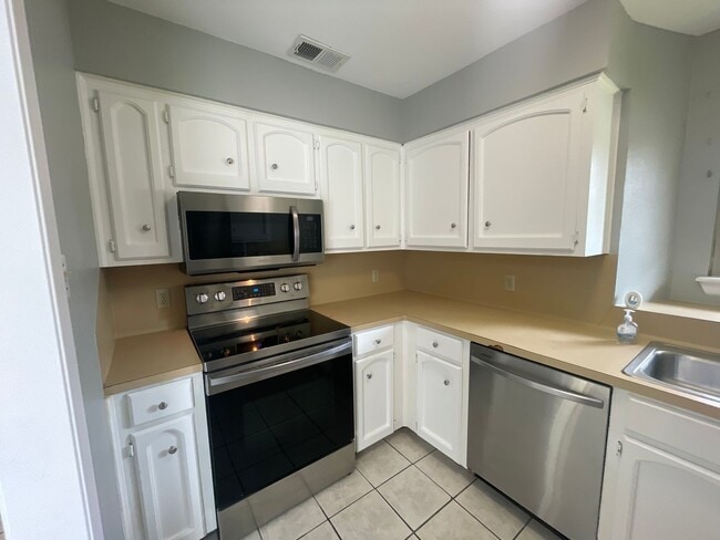 Building Photo - 3/2-Aavlaible Breckenridge Subdivision