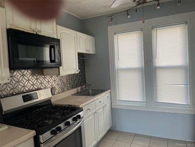 Building Photo - 107 Smith St