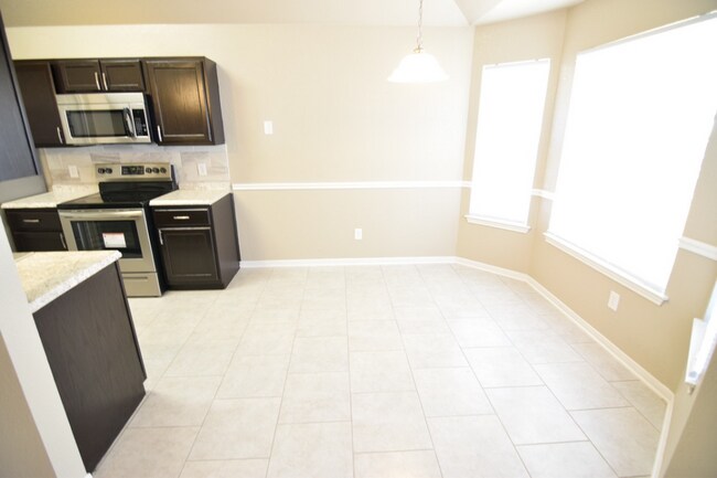 Building Photo - 101 Bluestem Ct