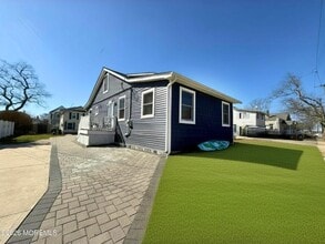 Building Photo - 1208 Pine Tree Way