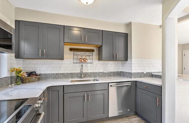 Foto del edificio - Remodeled Single Family with Yard and Huge...