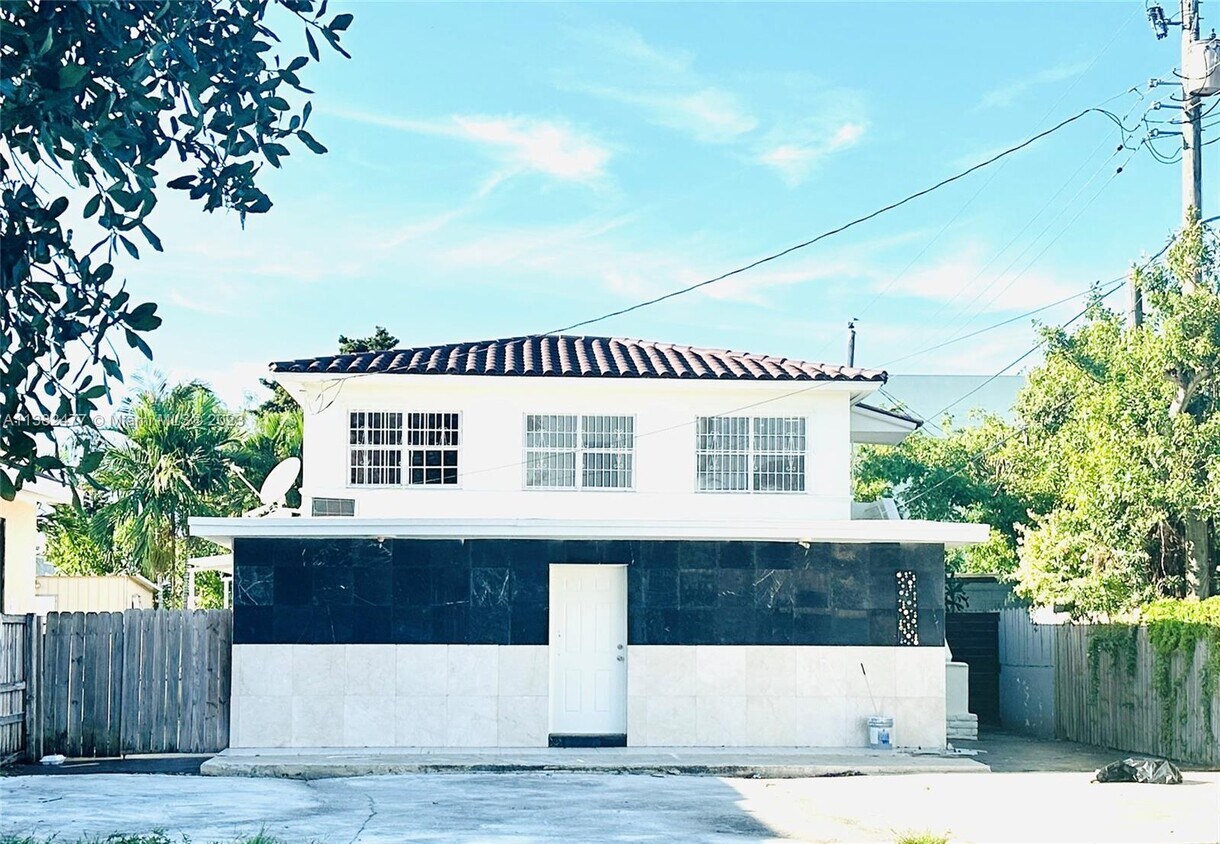 Primary Photo - 2215 NW 33rd St