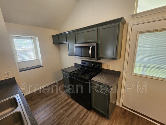 Building Photo - 2932 Oakshire St