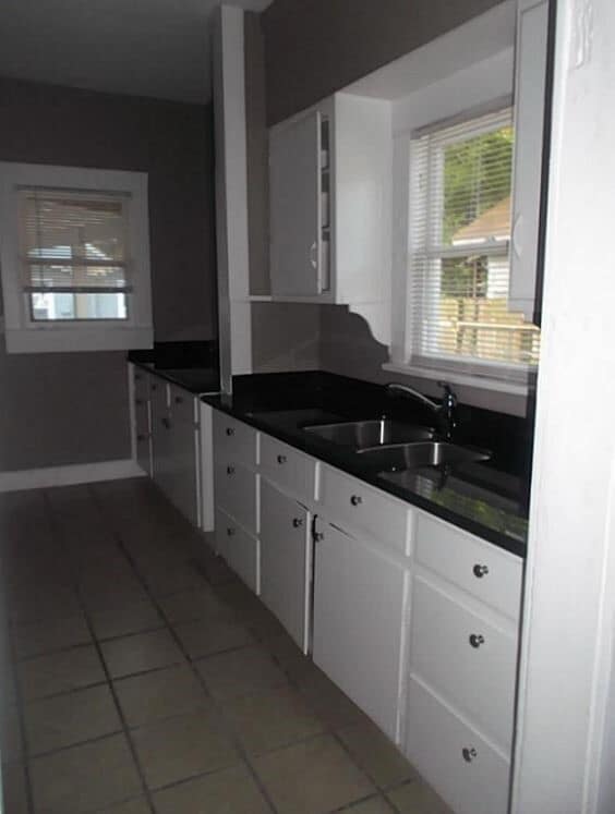 Building Photo - 720 E 12th St