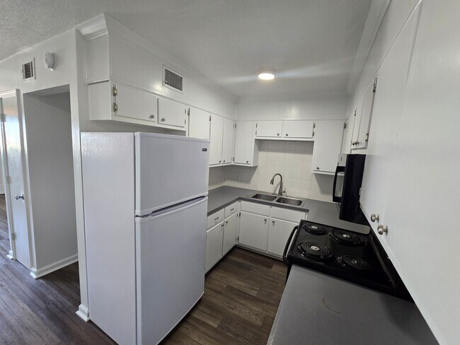 Foto del edificio - Newly Remodeled 2 Bed/1.5 Bath Apartment i...