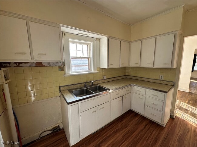 Building Photo - 160 Roslyn Dr