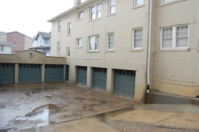 Building Photo - 313 Park Dr