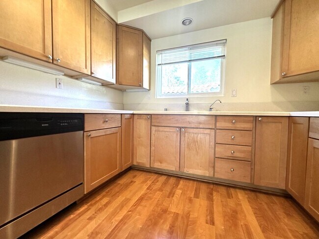 Foto del edificio - Mission Valley 3 BR 2 BA Condo w/ Parking ...