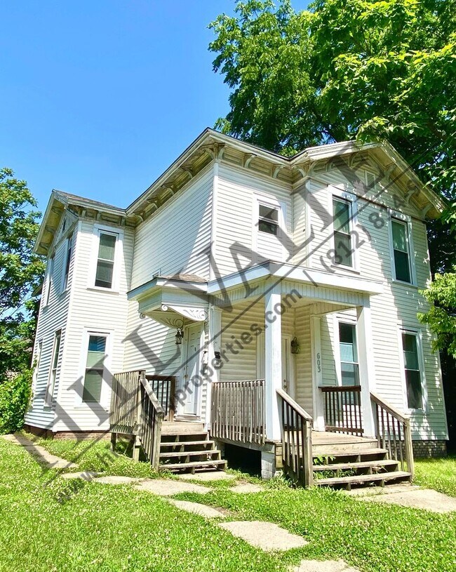 Building Photo - Three bedroom apt, walking distance to campus