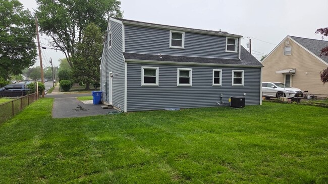 Private backyard with shed - 604 Holly Ln