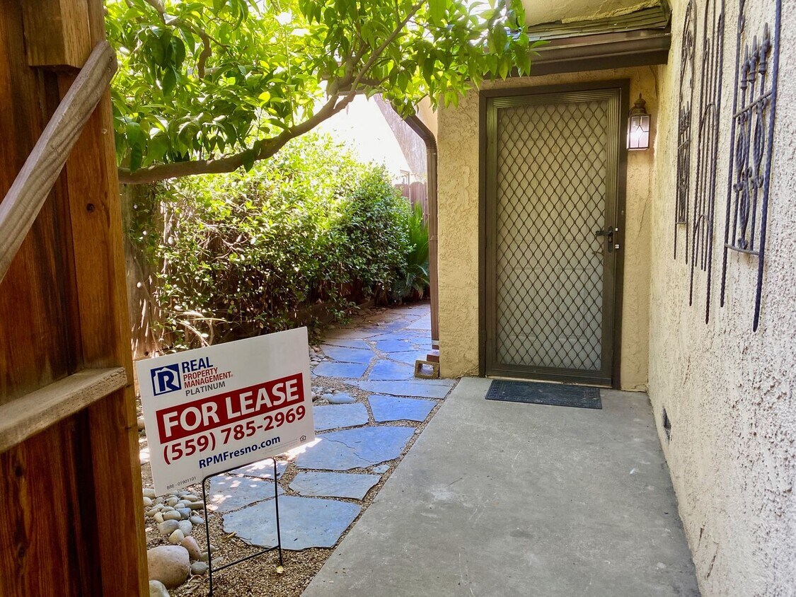 Foto principal - $1,995 Blackstone & Sierra 2 Bedroom Condo...