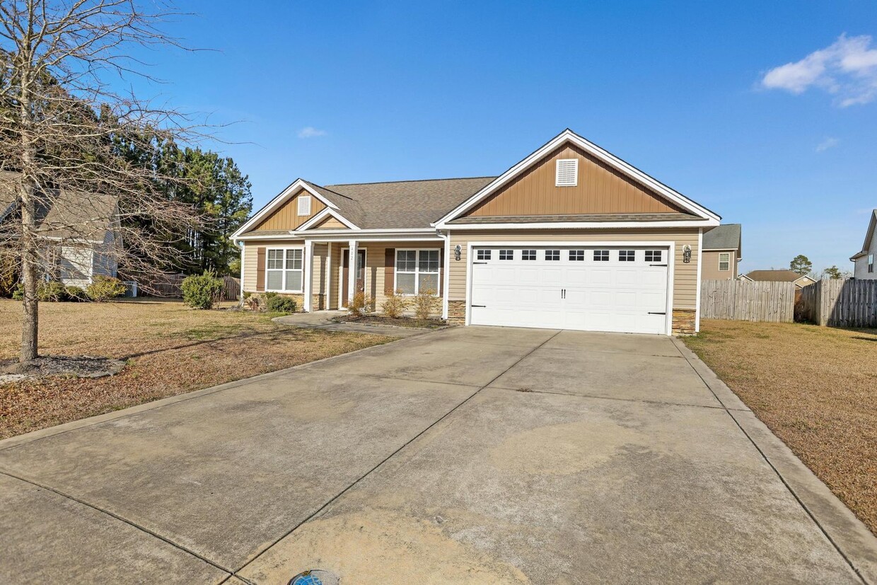 Primary Photo - Carolina Plantations Ranch with fenced yard!