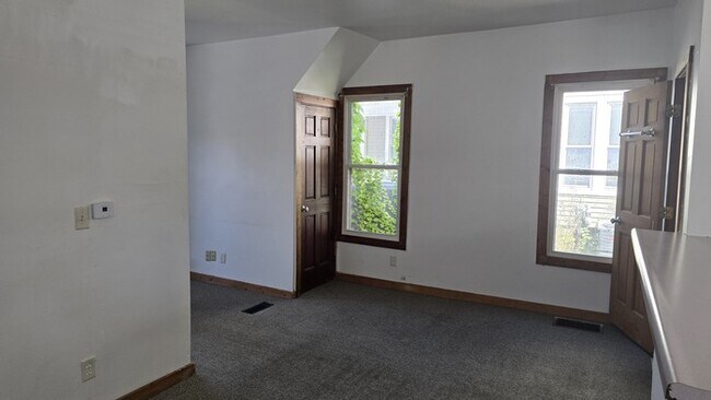Foto del edificio - Charming 2-Bedroom Home in Rockford – Upda...