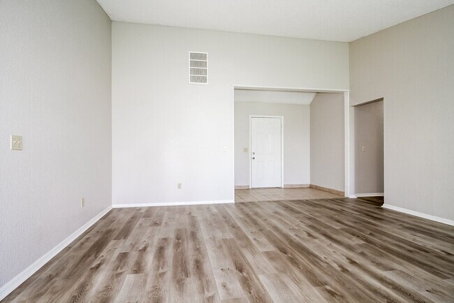 Foto del edificio - 1353 Oswego Dr