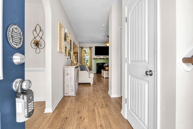 Foto del edificio - 4 bedroom 2.5 bathroom home close to beaches, shopping, and Marine Corps Bases.