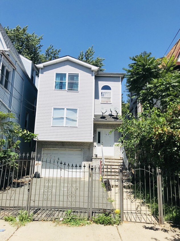 Foto principal - 297 Avon Ave