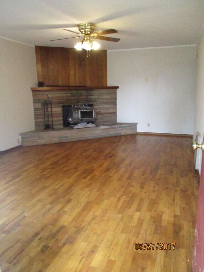 Foto del edificio - 3-Bedroom, 2-Bathroom with 2 car Carport in Sutherlin