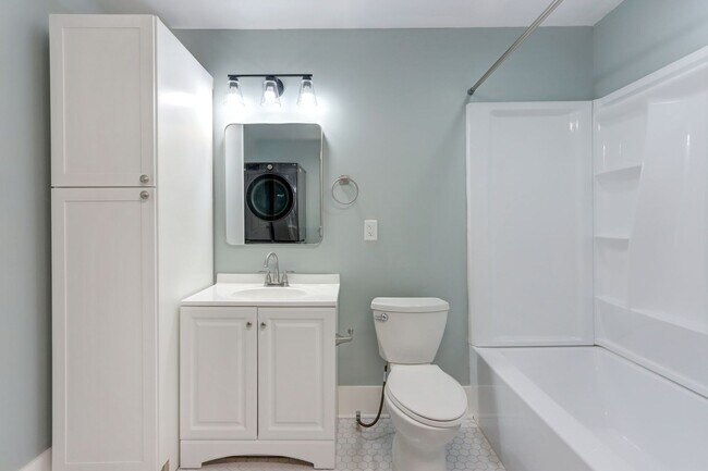 Foto del edificio - Renovated Three Bedroom, Two Bathroom Sing...
