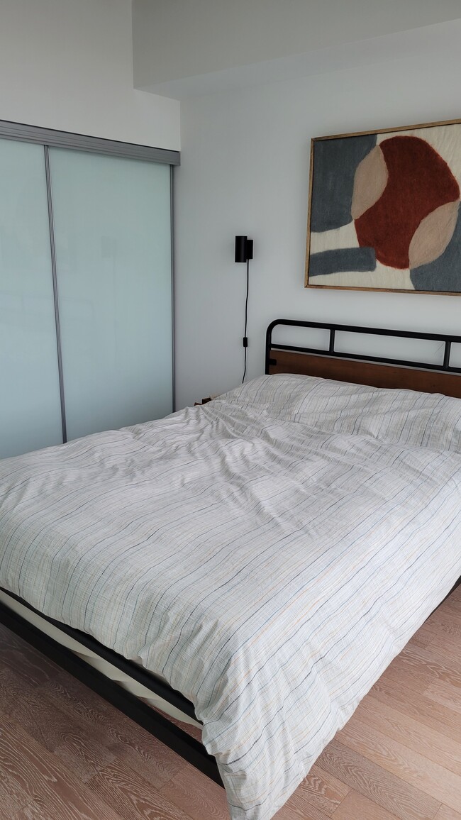 Building Photo - Large 1 BDRM + Large Den in Leslieville