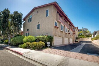 Building Photo - 2569 Navarra Dr
