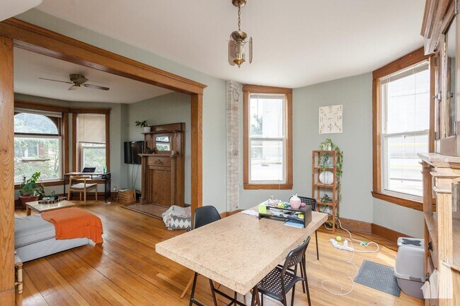Foto del edificio - 3 bedroom in Chicago IL 60622