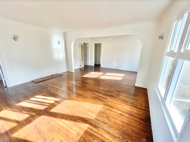 Building Photo - 522 N Heliotrope Dr