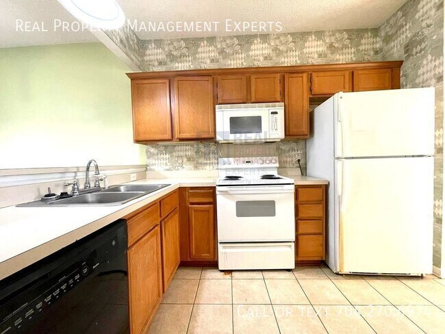 Building Photo - Nice 2BR/2.5BA Townhouse in Towne Meadows ...