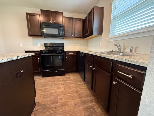 Building Photo - Move in Ready 3 Bedroom Two-story Home