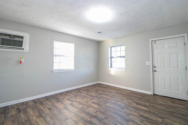 Foto del edificio - 12-412 Thompsonville Ln