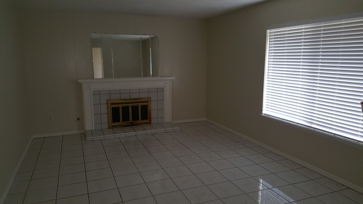 Foto del edificio - 15176 Oakwood Ln