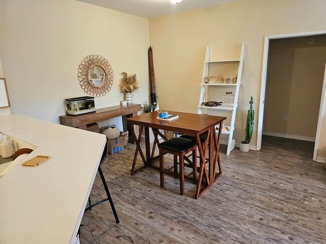 Building Photo - 605 Fairway Dr