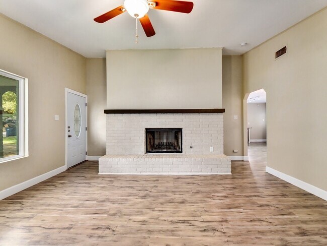 Building Photo - 3220 Oak Alley