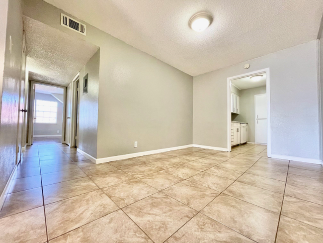 Foto del edificio - 3822 Englewood Cir