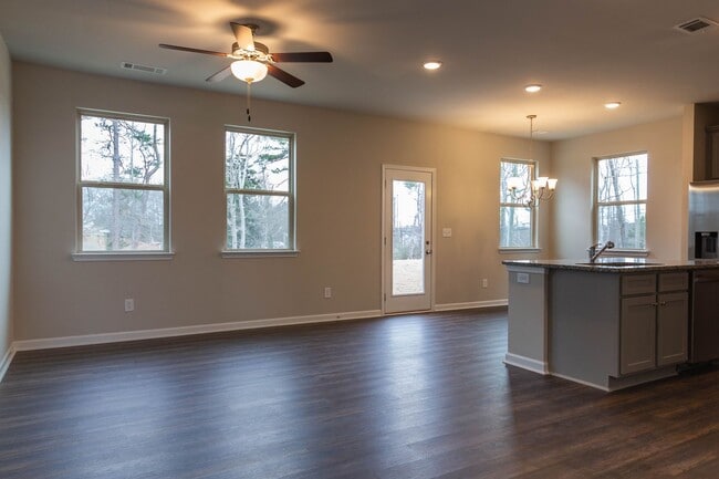 Building Photo - 4 Bed 2.5 Bath home in Gainesville! Retrea...