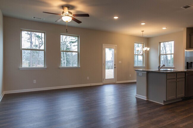 Foto del edificio - 4 Bed 2.5 Bath home in Gainesville! Retrea...