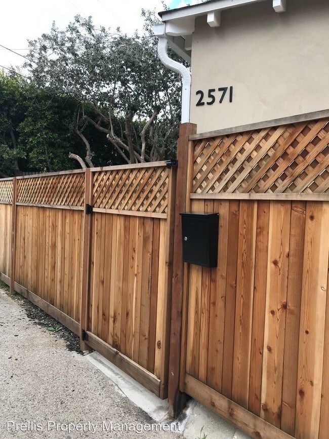studio-1-bath-house---2571-kelton-avenue